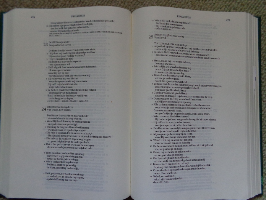 NBG 1951, Vlaams Bijbelgenootschap 1996 uitgave, open op de paginas met Psalmen 23-25